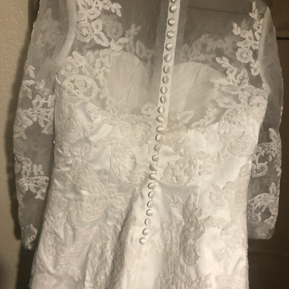 Wedding dress - Picture 1 of 8